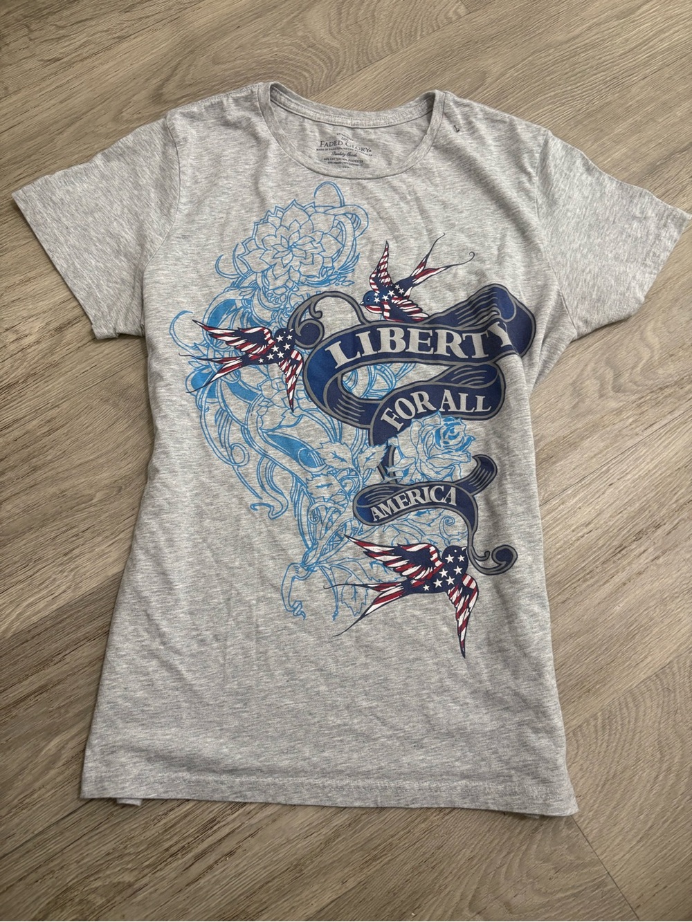 Faded Glory Gray Short-Sleeve Liberty Graphic Tee with Blue and Red Accents